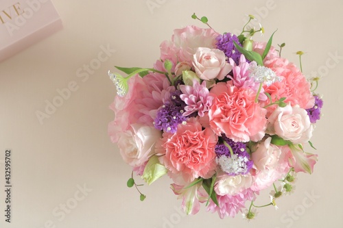 ピンク色のカーネーションの花束 © 幸子 衛藤