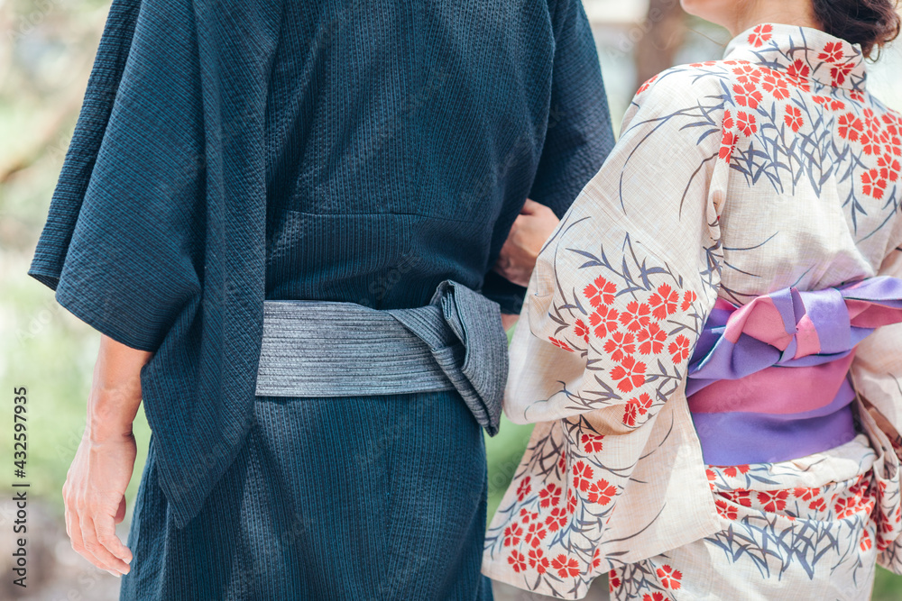 Naklejka premium 浴衣をきたカップル 