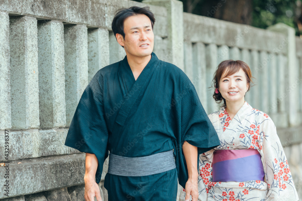 神社を歩く男女
神社を歩く男女