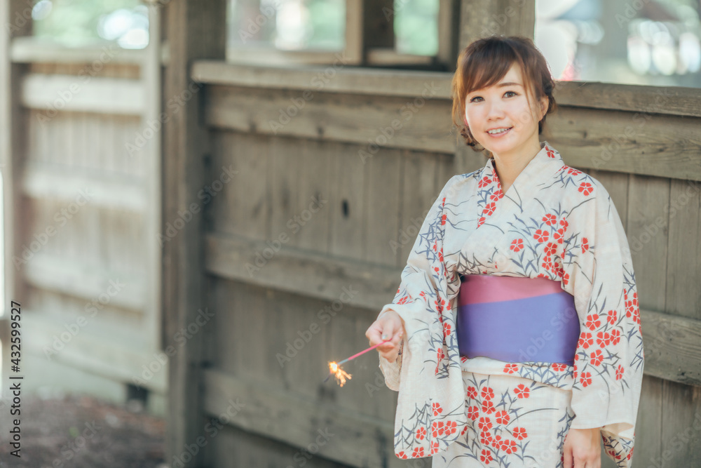 花火をする浴衣姿の女性
