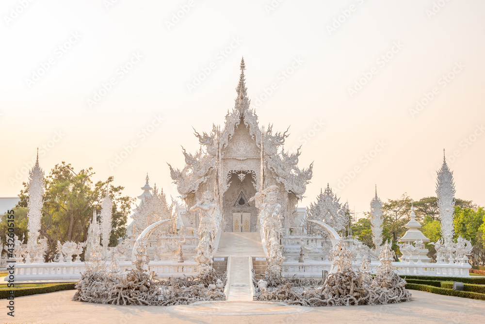 Naklejka premium White Temple (Wat Rong Khun) is one of the most famous attractions of Northern Thailand.