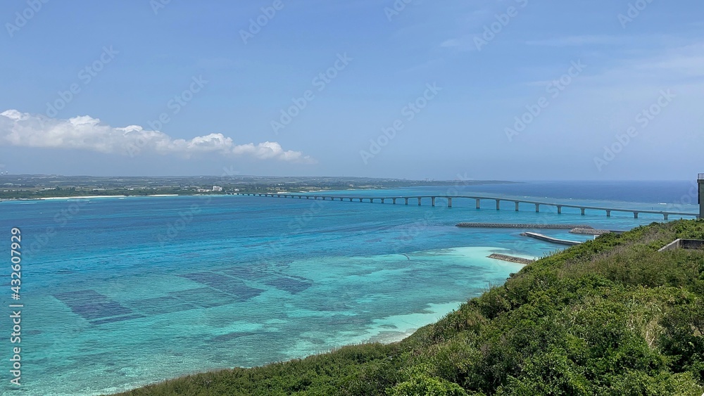 沖縄県宮古島にかかる大橋と青い海と空