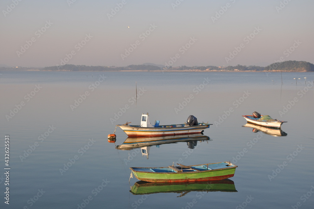 Muan Sawmeori Beach-Refreshing morning light, reflection of a sculpture boat, and scenery Muan Sawmeori Beach-Refreshing morning light, reflection of a sculpture boat, and scenery