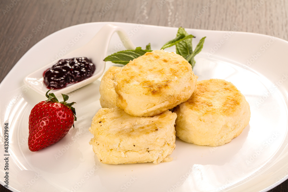 Russian traditional cheesecake – syrniki with jam Russian traditional cheesecake – syrniki with jam