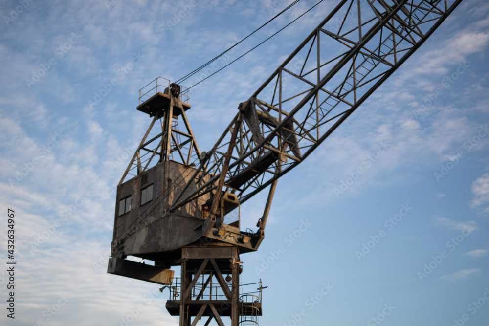 Naklejka premium Crane against the sunset
