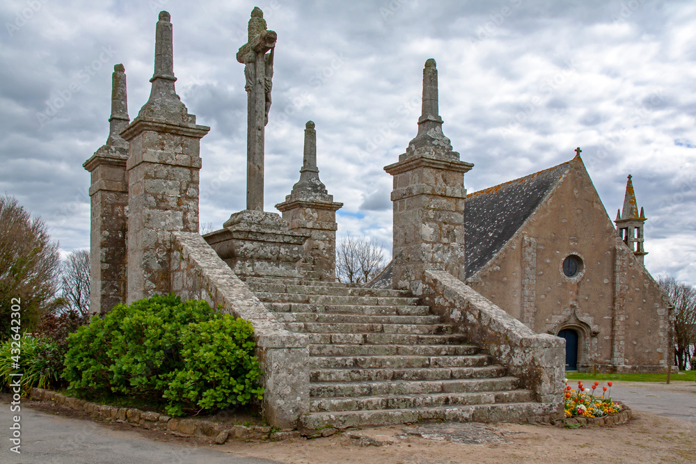 Belz. Ile de Saint-Cado. Le calvaire et la chapelle. Morbihan. Bretagne