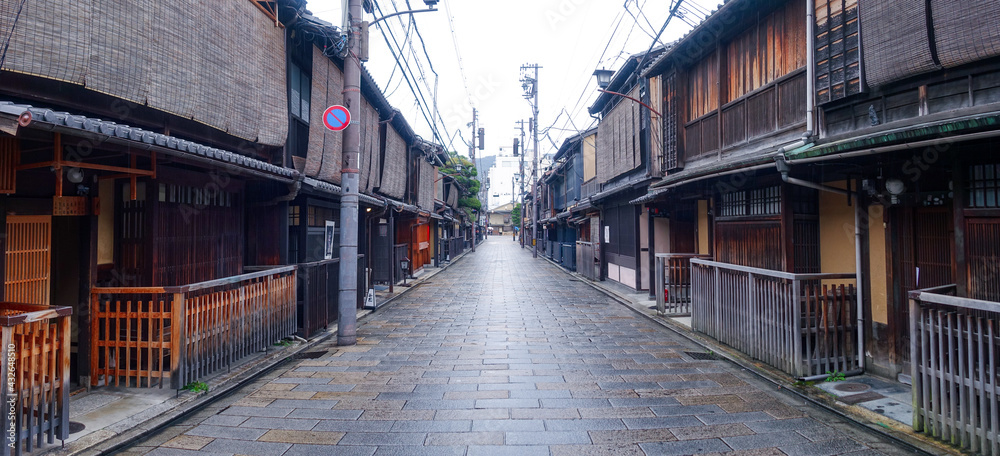 Obraz premium 雨の京都、祇園新橋（重要伝統的建造物保存地区）界隈