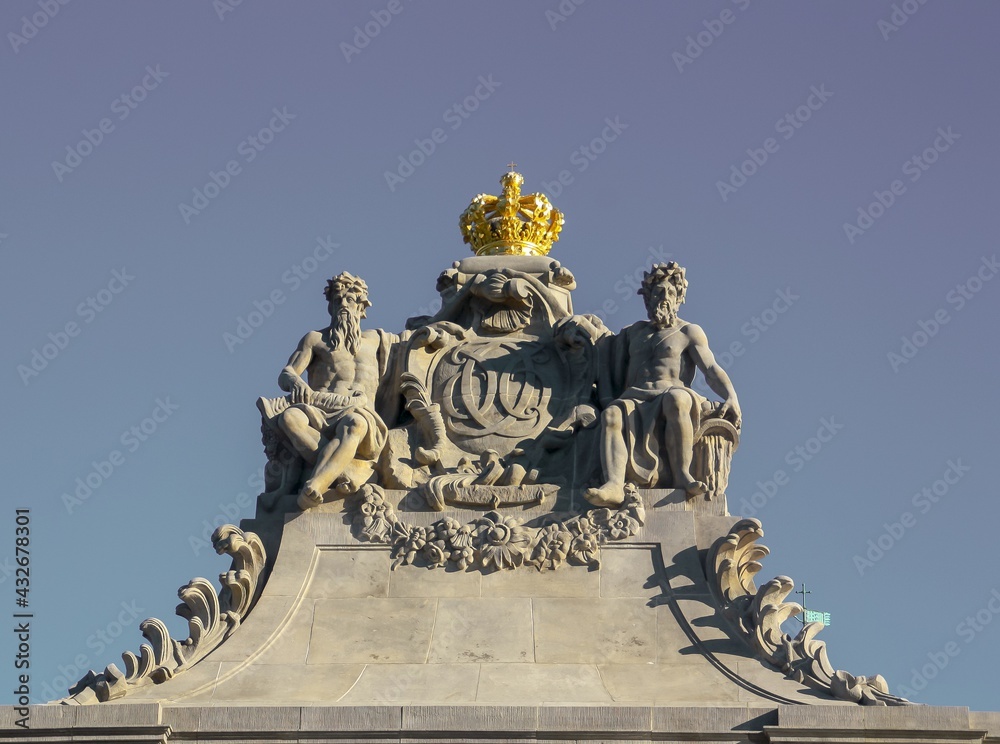 Una corona de oro sobre escultura de piedra. Parte superior del pabellón rococó a un lado de la entrada de los establos reales desde el puente de mármol, palacio de Christiansborg, Copenhague.