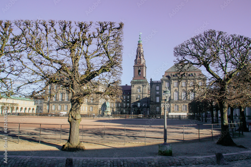 Palacio de Christiansborg en un día soleado. Palacio y edificio gubernamental en el islote de Slotsholmen ubicado en el centro de Copenhague, Dinamarca.
