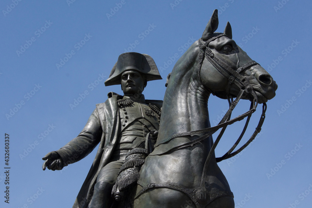 Napoléon sur son cheval en contreplongée.