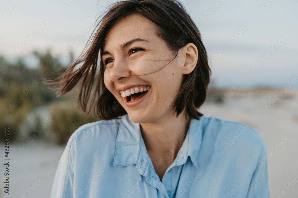 smiling portrait of candid laughing woman - obrazy, fototapety, plakaty 