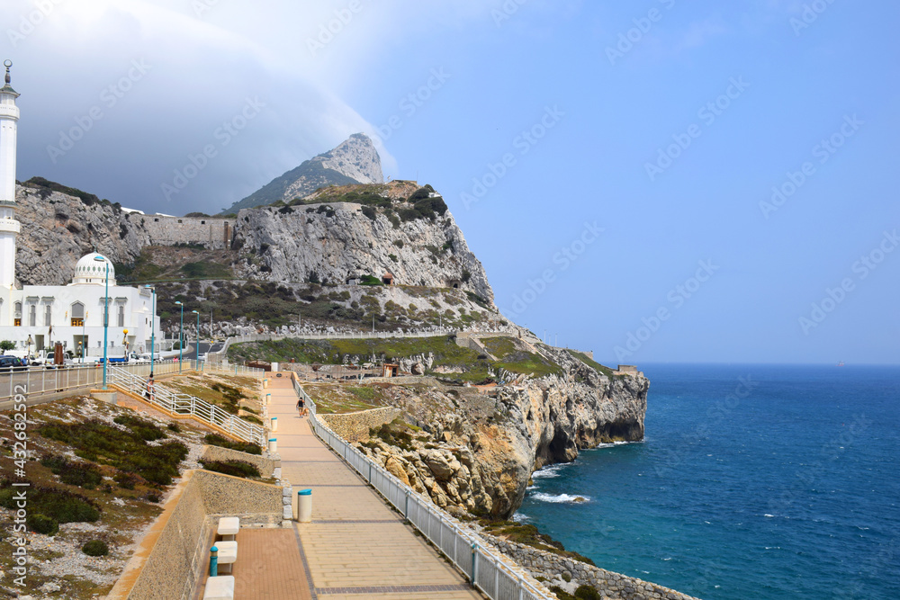 Obraz premium sidewalk along the gibraltar cliff