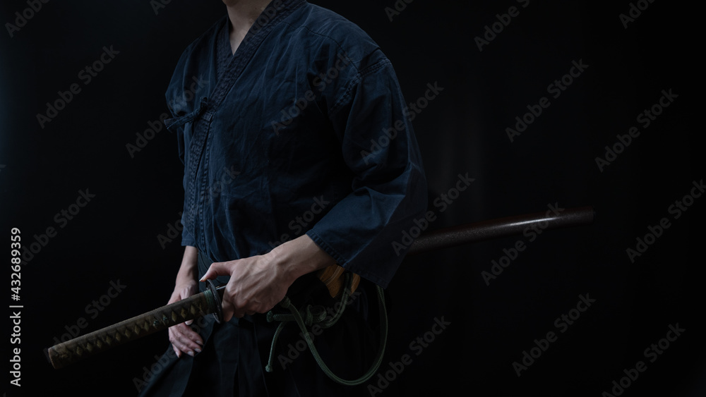 日本刀を構える人物