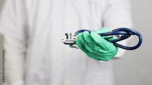A male doctor, wearing gloves and gloves, held a stethoscope like an elephant in front of the camera.