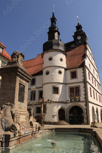 Rathaus und Marktbrunnen im südthüringischen Hildburghausen photo