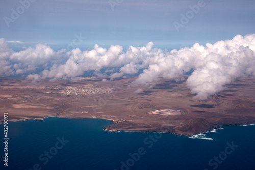 Foto aérea de la isla de Sal con nubes en Cabo Verde