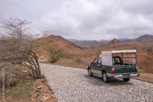 Taxi circulando por las carreteras de adoquines en la isla de Santo Antao, Cabo Verde © s-aznar
