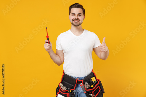 Foto Young smiling excited employee handyman man in white tshirt hold screw instrumen