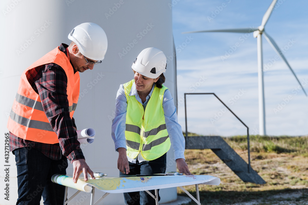 Renewable energy concept - Engineer people working at clean wind farm - Renewable energy concept - Focus on faces Renewable energy concept - Engineer people working at clean wind farm - Renewable energy concept - Focus on faces