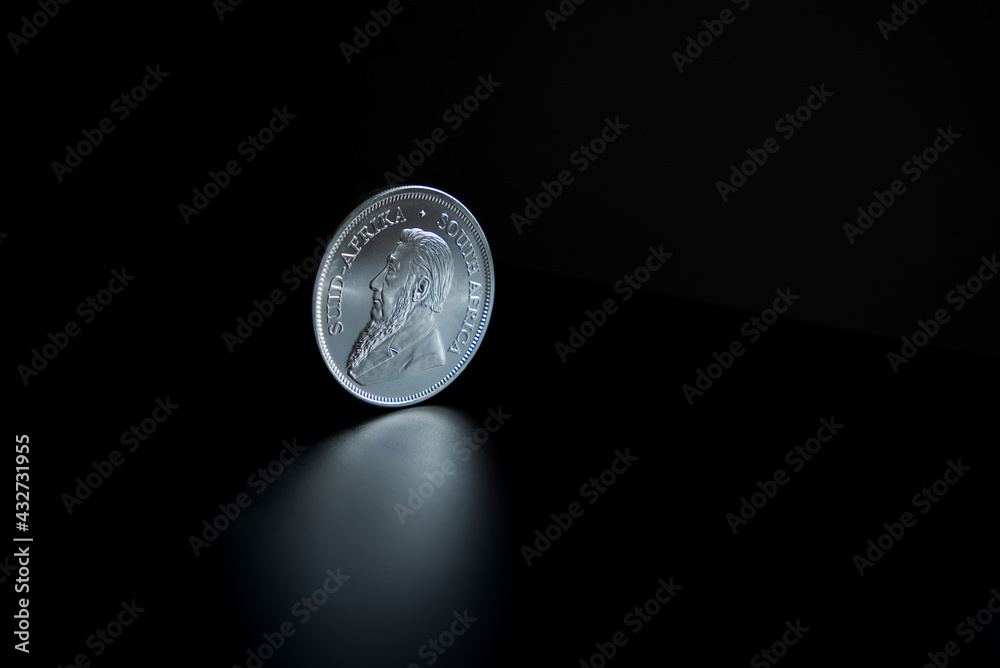 Silber Münze 1 Unze South Africa 2020 reflektiert auf schwarzem Untergrund Silber Münze 1 Unze South Africa 2020 reflektiert auf schwarzem Untergrund