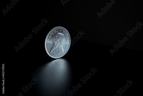 Silber Münze 1 Unze South Africa 2020 reflektiert auf schwarzem Untergrund © angle23.44
