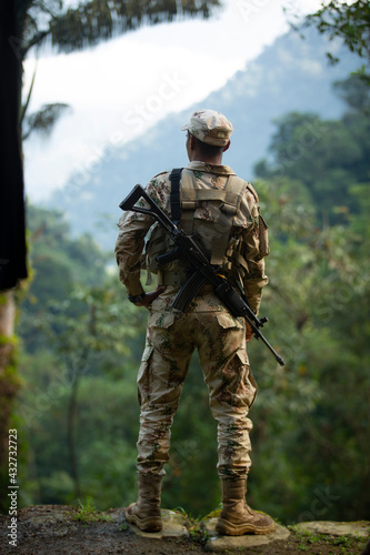 Fototapeta Naklejka Na Ścianę i Meble -  view of a Colombian soldier in the jungle