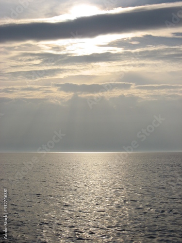 光る地平線の海