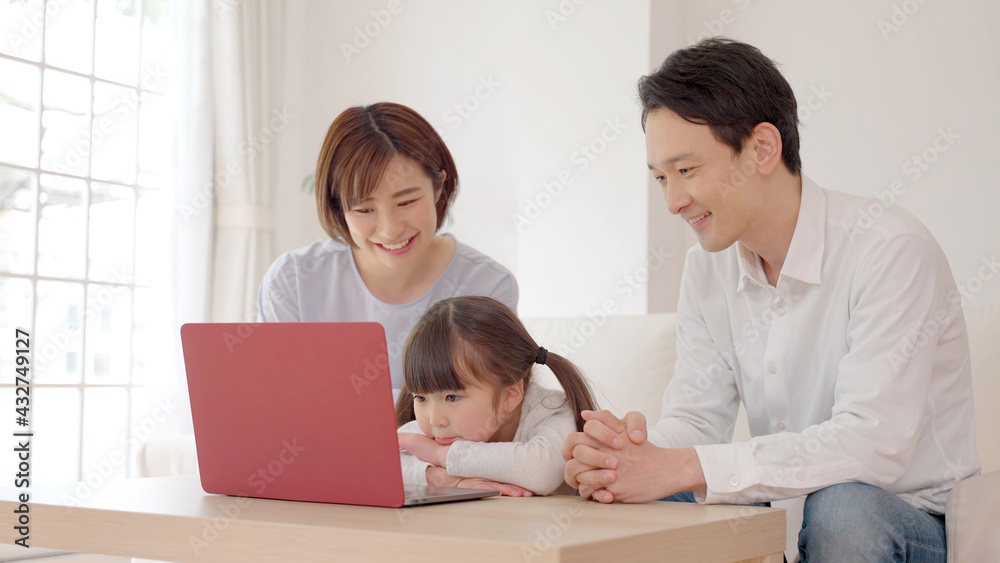 リビングでパソコンを使う親子 リビングでパソコンを使う親子