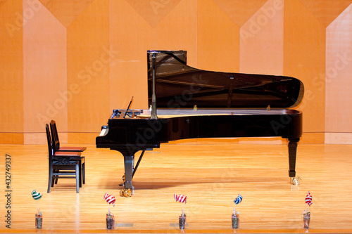 ピアノを設置した演奏会場の舞台	