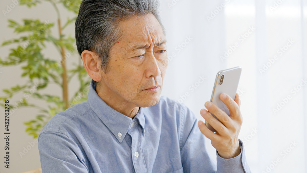 シニア男性・スマホ・老眼・視力 シニア男性・スマホ・老眼・視力