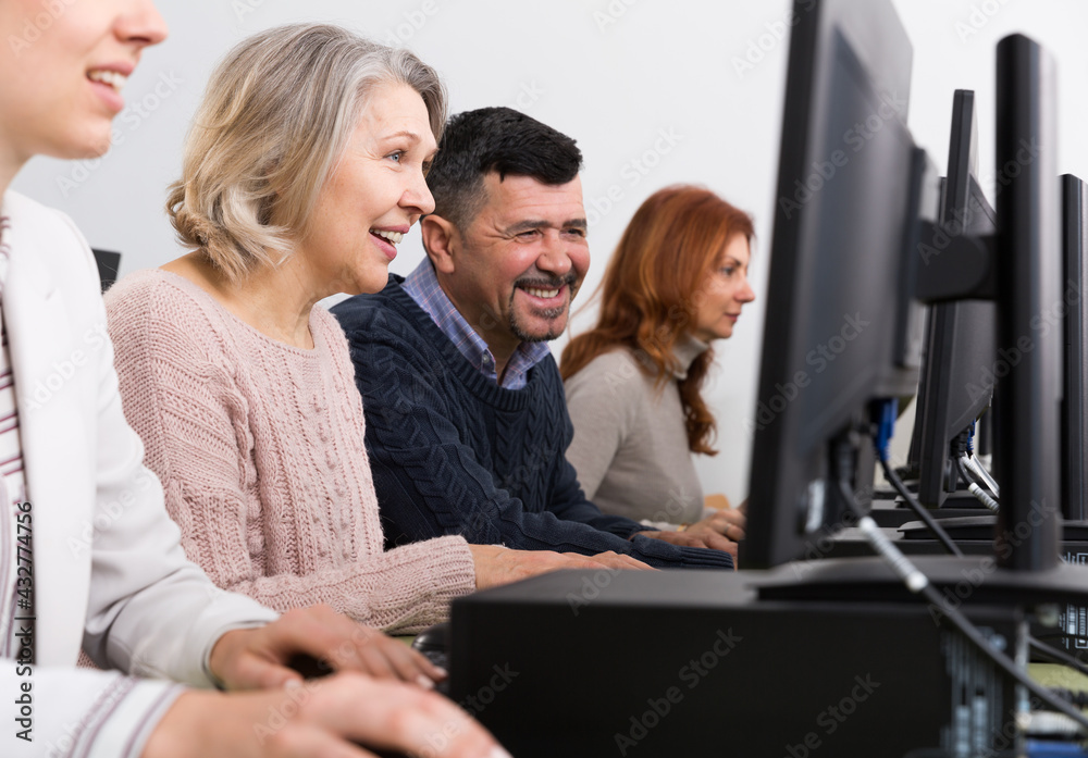 Obraz premium Side view of coworkers during daily work at computers in modern office