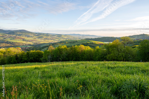Paysage des Monts du Lyonnais dans le département du Rhône en France au printemps photo