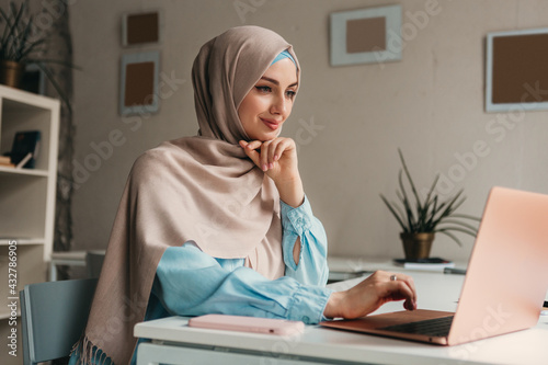 Cuadro en lienzo modern muslim woman in hijab in office room