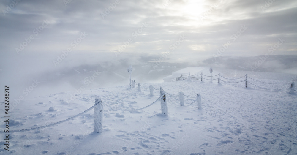 Śnieżka góra w Karpaczu w zimowej scenerii w Karkonoszach