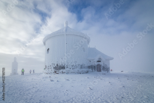 Śnieżka góra w Karpaczu w zimowej scenerii w Karkonoszach