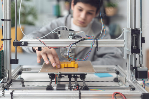Obraz na płótnie Boy printing a prototype using a 3D printer