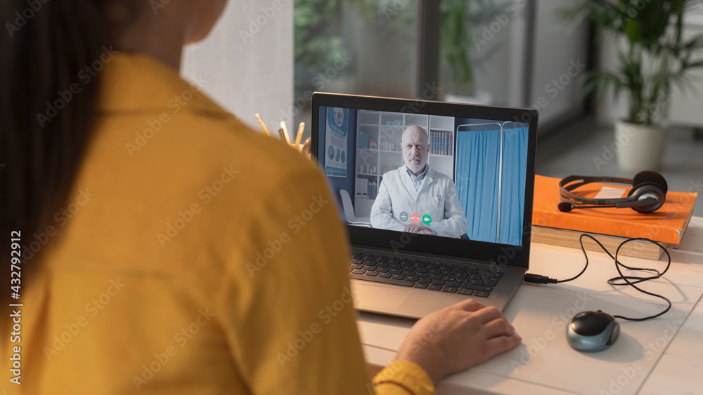 Obraz premium Woman talking to a doctor online