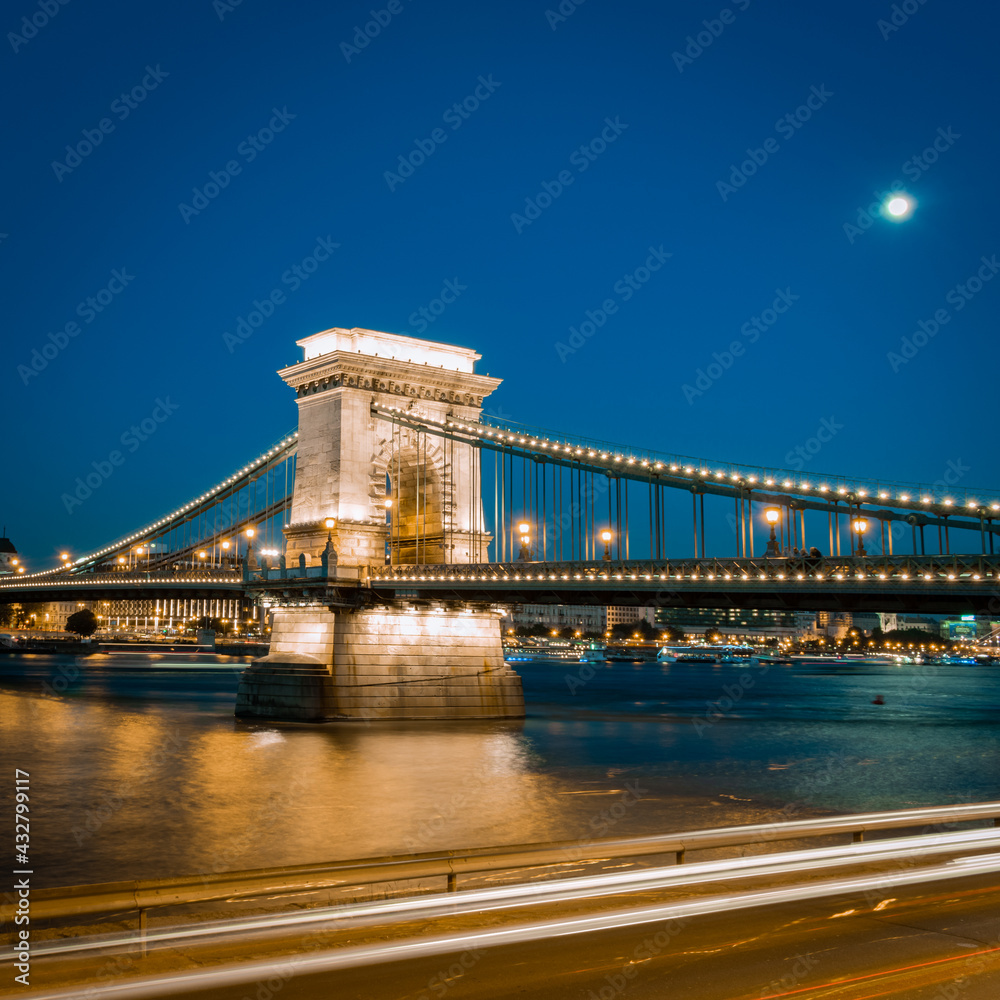 Obraz premium Illuminated Chain Bridge in Budapest on a summer night