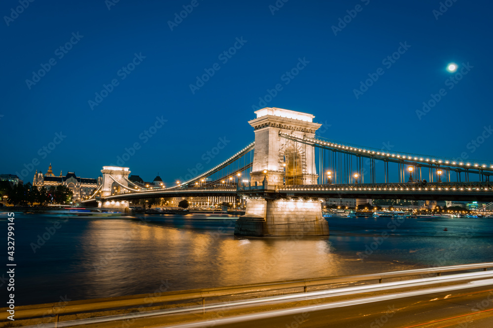Obraz premium Illuminated Chain Bridge in Budapest on a summer night