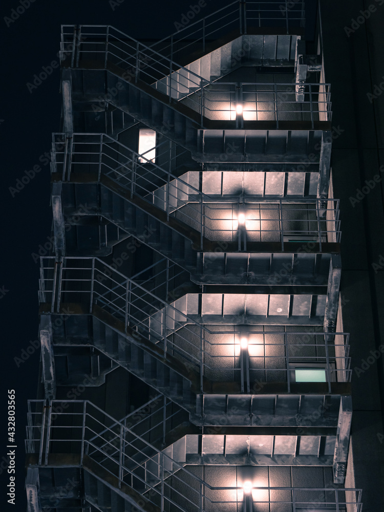 夜の古い高層ビルの非常階段