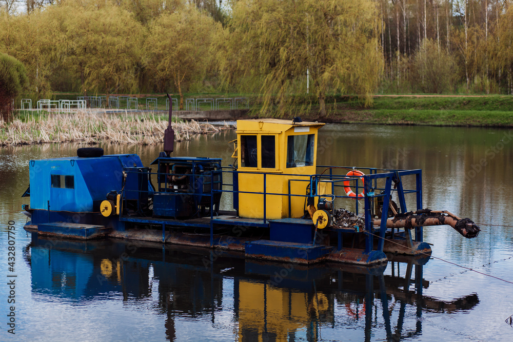 Naklejka premium Trash skimmer boat