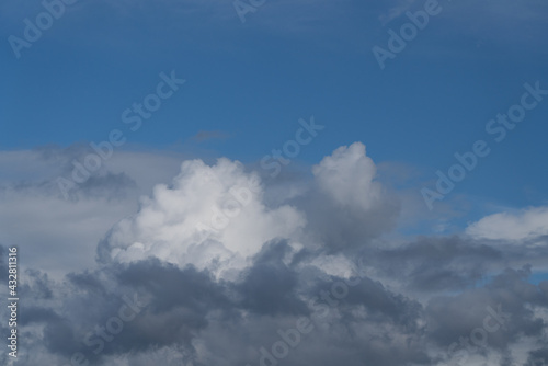 Fototapeta Naklejka Na Ścianę i Meble -  beautiful cumulus clouds over the city