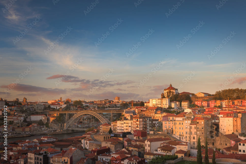 Fotografia da cidade do Porto ao anoitecer. 