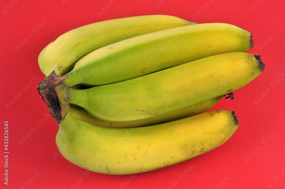 Bananes mûres en gros plan sur fond rouge Bananes mûres en gros plan sur fond rouge