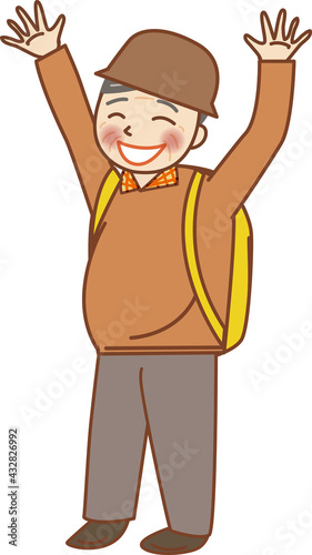 リュックを背負い、万歳する高齢の男性。