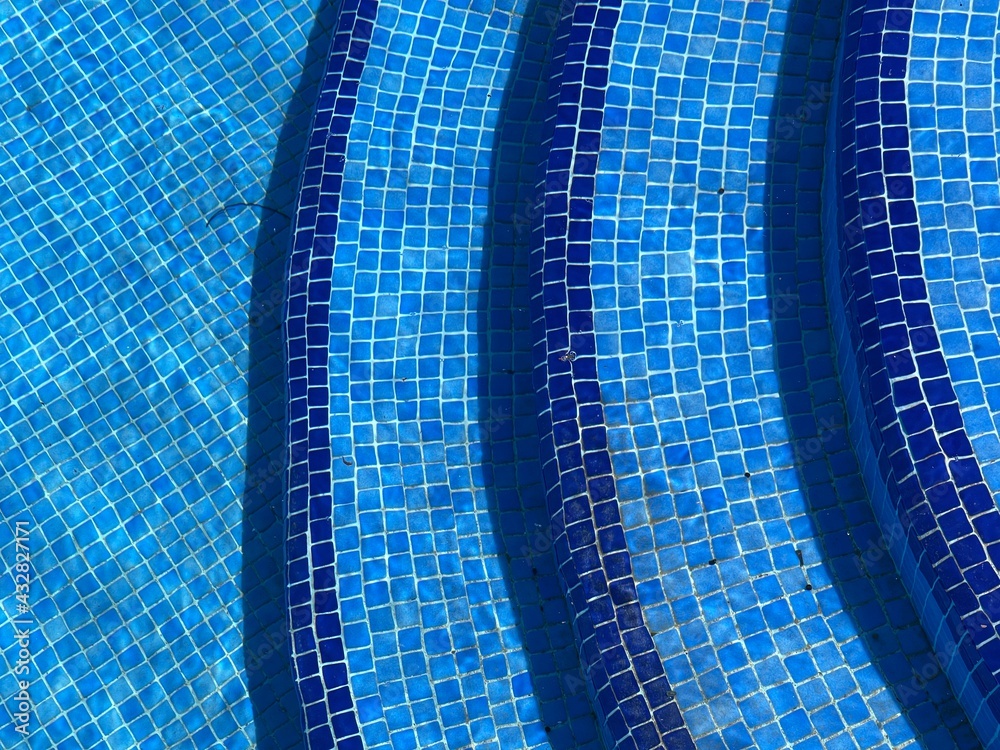 escalones de adoquines azules de una piscina en verano Stock Photo
