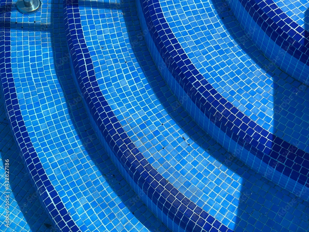 escalones de adoquines azules de una piscina en verano Stock Photo