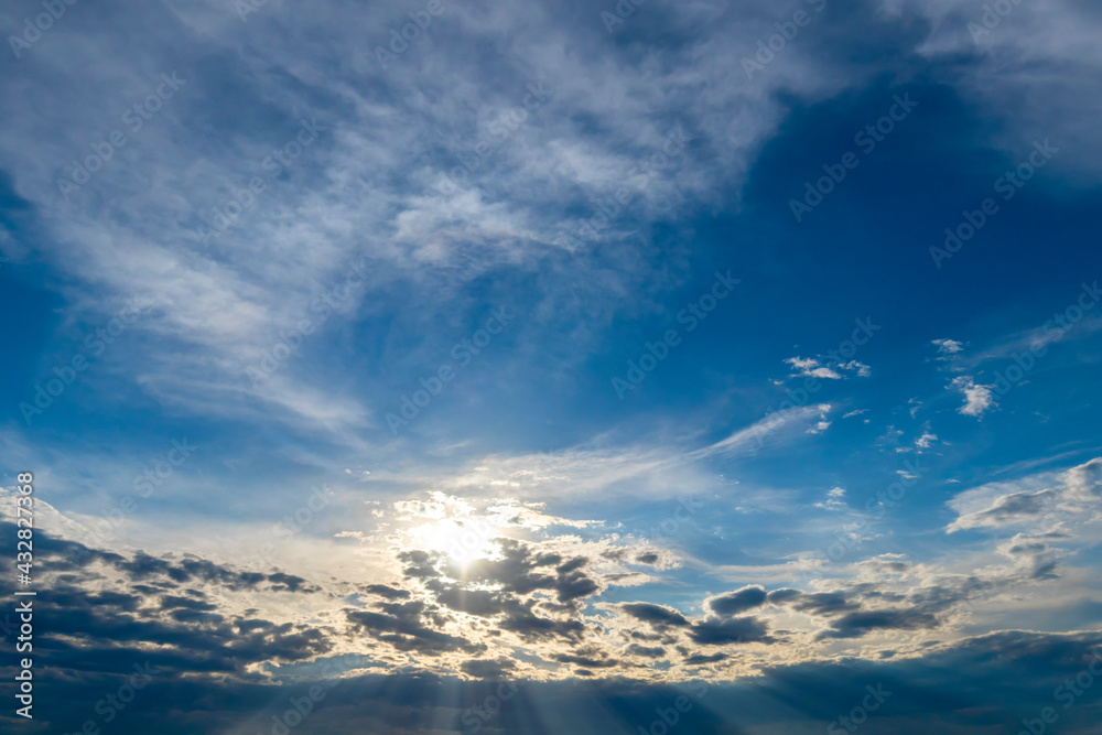 Naklejka premium Wolken am Himmel während dem Sonnenuntergang