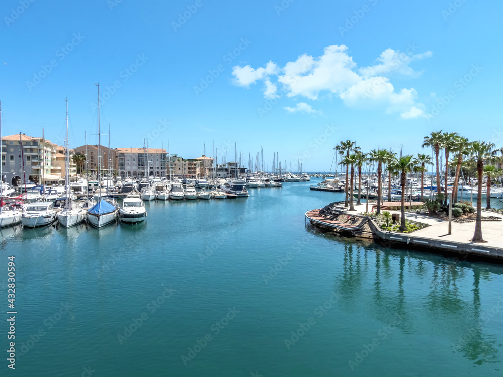 Voiliers et yachts à Port Fréjus sur la Côte d'Azur