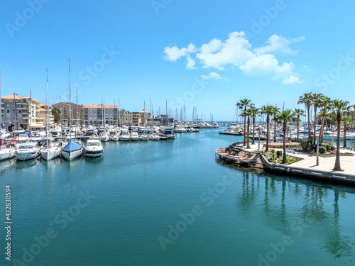 Voiliers et yachts à Port Fréjus sur la Côte d'Azur